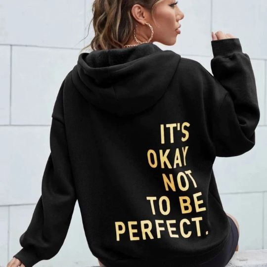 Dames hoodie met lange mouwen in een minimalistisch design, ideaal voor een relaxte en modieuze look.