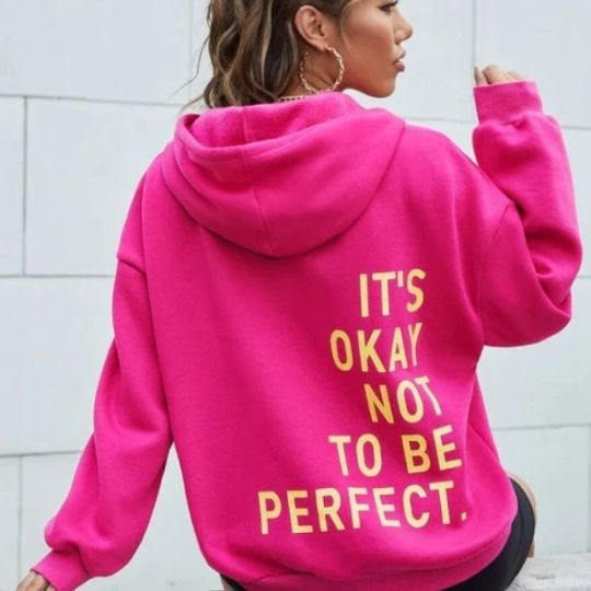 Elegante dames hoodie, met een eenvoudige maar chique uitstraling, combineerbaar met diverse stijlen.