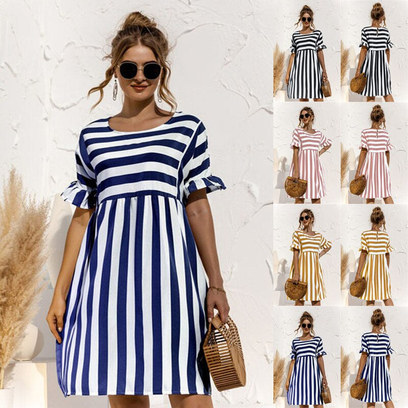 Stijlvolle dames zomerjurk met ronde hals en strepen, flatterende pasvorm, zomerse look.