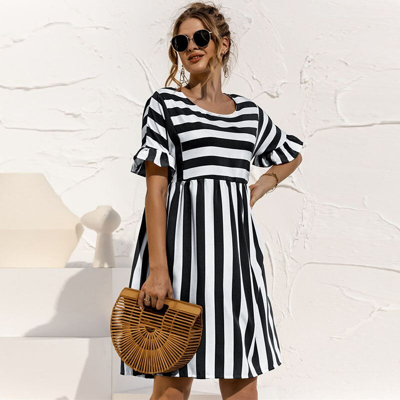 Stijlvolle dames zomerjurk met ronde hals en strepen, flatterende pasvorm, zomerse look.