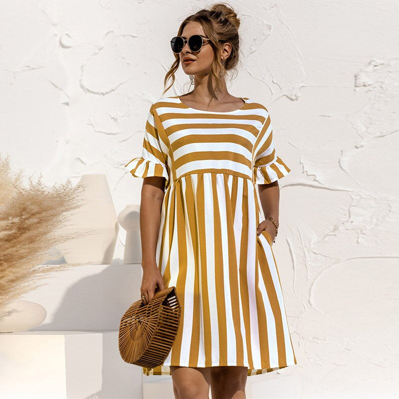 Stijlvolle dames zomerjurk met ronde hals en strepen, flatterende pasvorm, zomerse look.