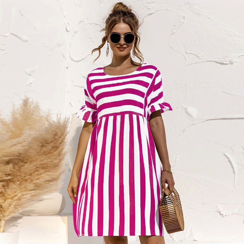 Stijlvolle dames zomerjurk met ronde hals en strepen, flatterende pasvorm, zomerse look.