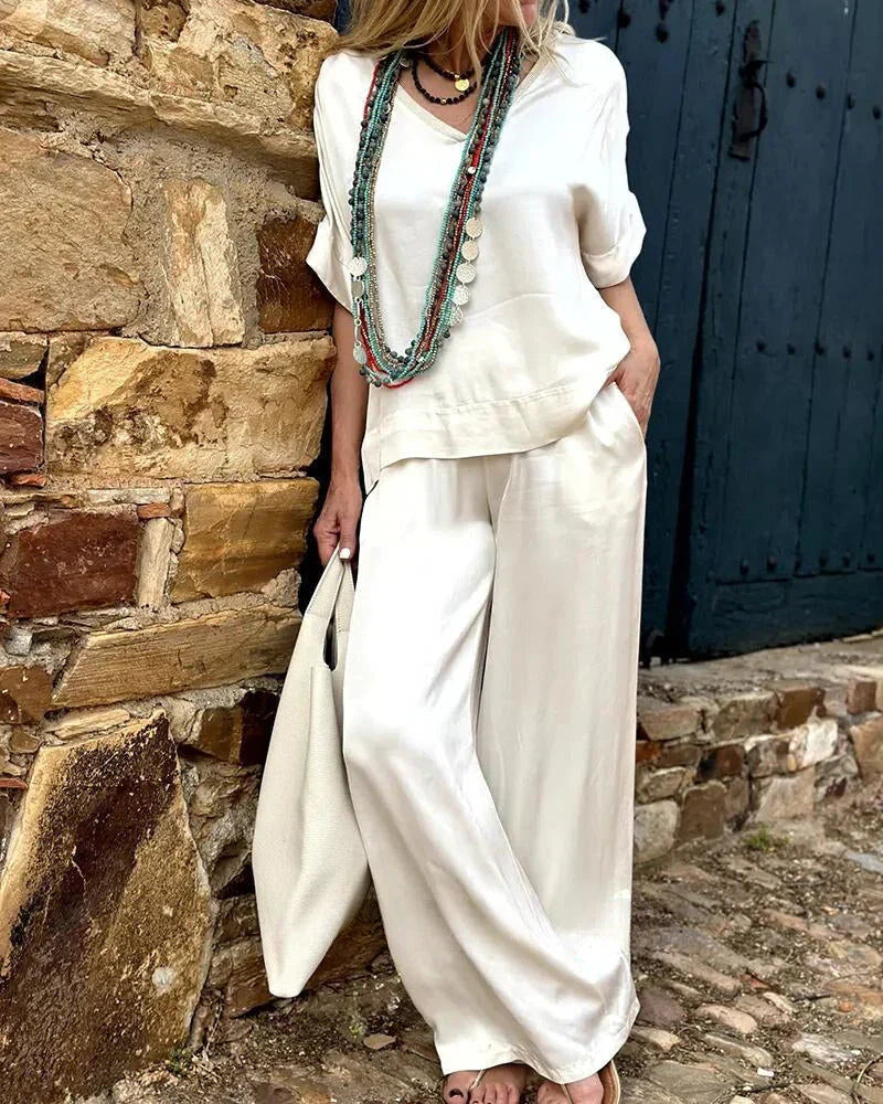 Stijlvolle dames tweedelige set in het beige, losse pasvorm, bestaande uit een top en broek, modieus en comfortabel.