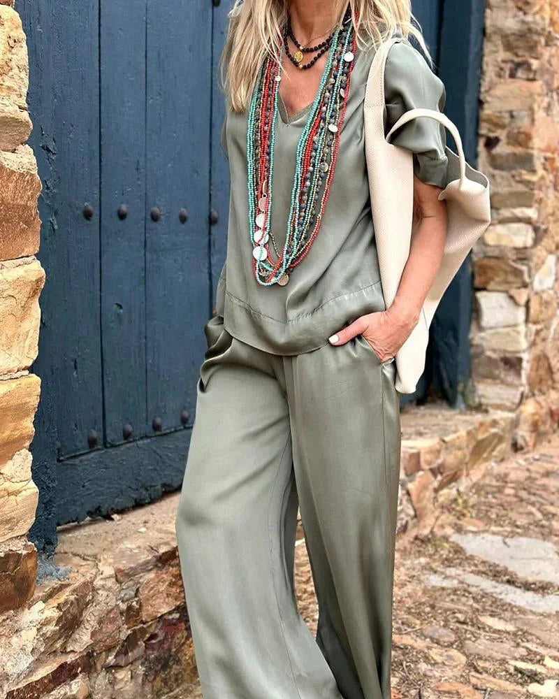 Stijlvolle dames tweedelige set in het beige, losse pasvorm, bestaande uit een top en broek, modieus en comfortabel.