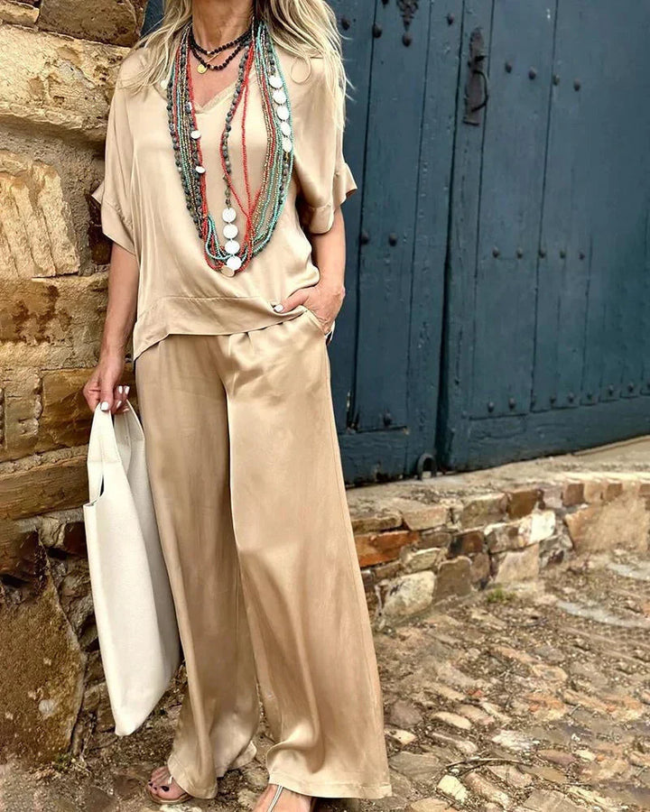 Stijlvolle dames tweedelige set in het beige, losse pasvorm, bestaande uit een top en broek, modieus en comfortabel.
