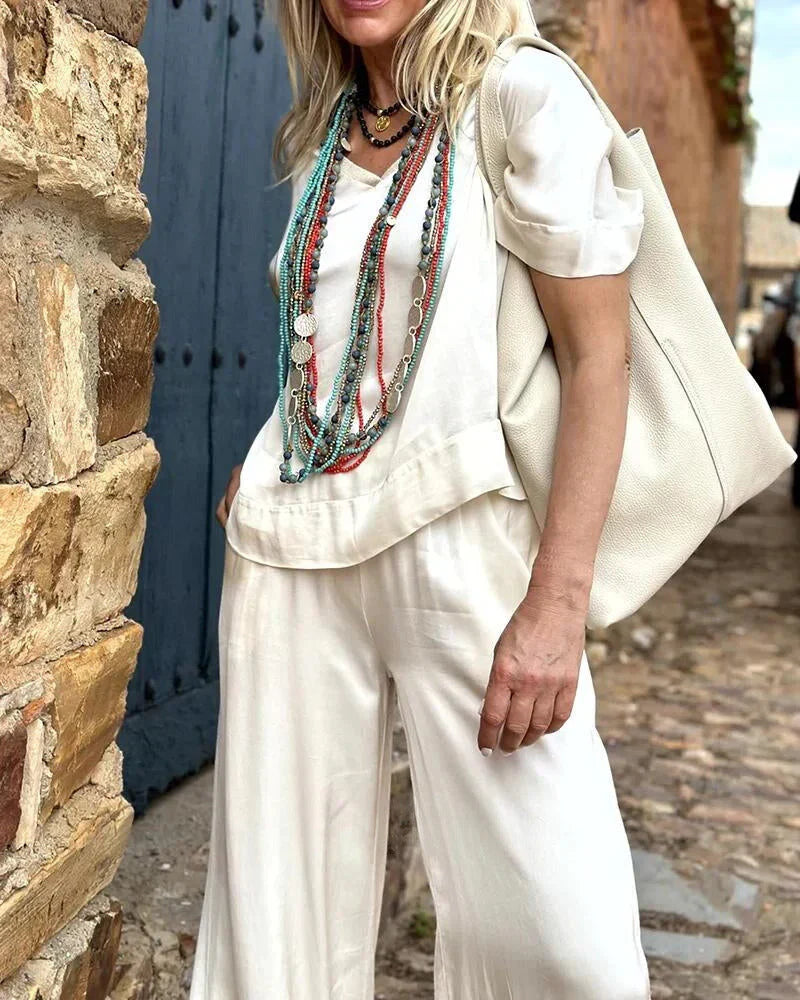 Stijlvolle dames tweedelige set in het beige, losse pasvorm, bestaande uit een top en broek, modieus en comfortabel.