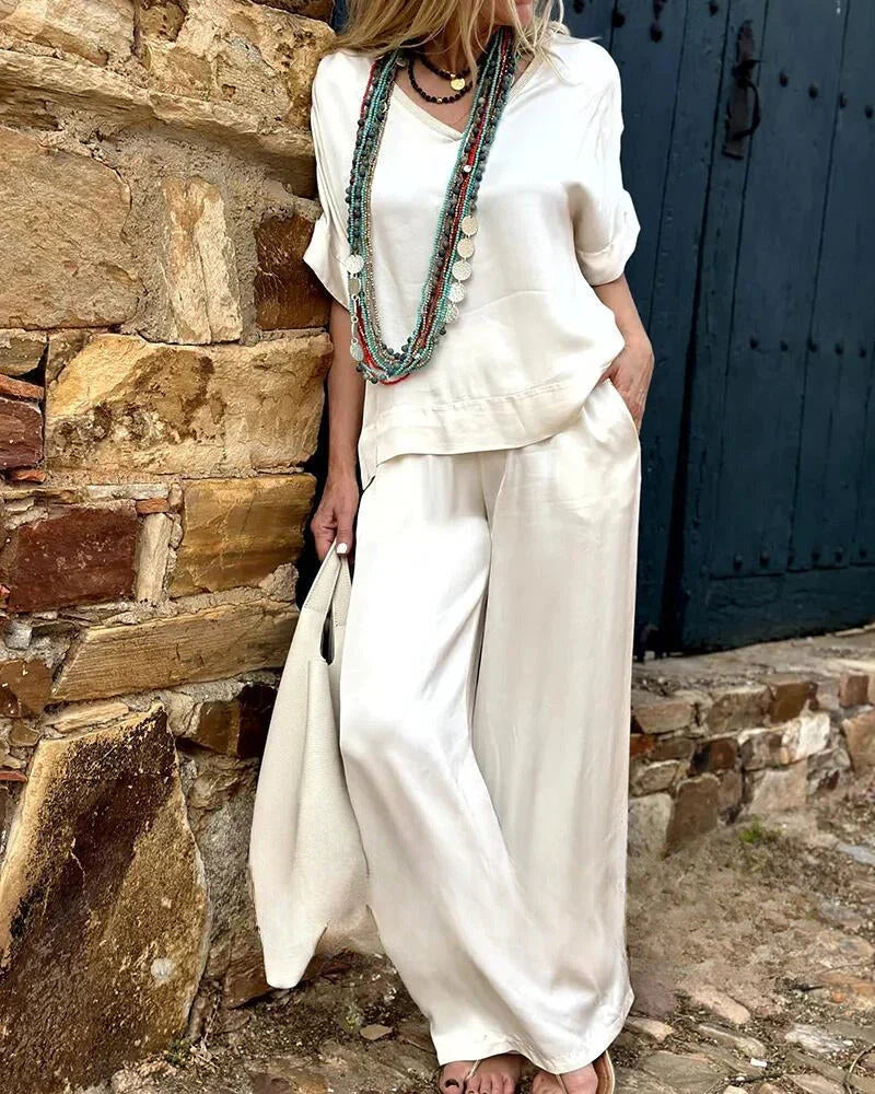 Stijlvolle dames tweedelige set in het beige, losse pasvorm, bestaande uit een top en broek, modieus en comfortabel.