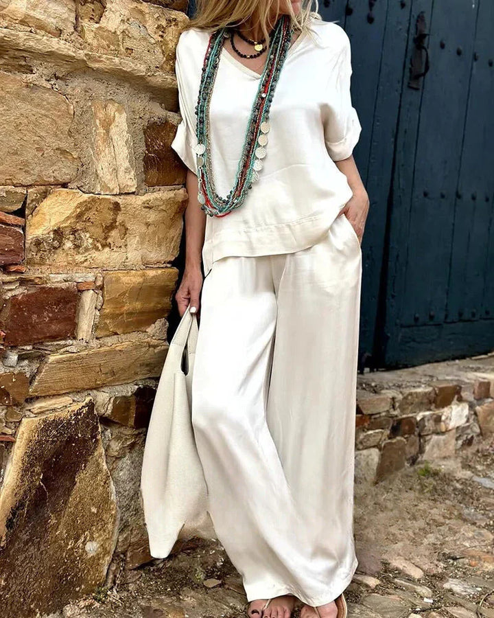 Stijlvolle dames tweedelige set in het beige, losse pasvorm, bestaande uit een top en broek, modieus en comfortabel.