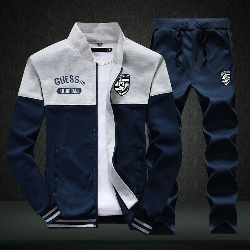 Stijlvolle heren trainingsset in wit-blauw, geïnspireerd op de baseball-look, vooraanzicht van het sportieve design.