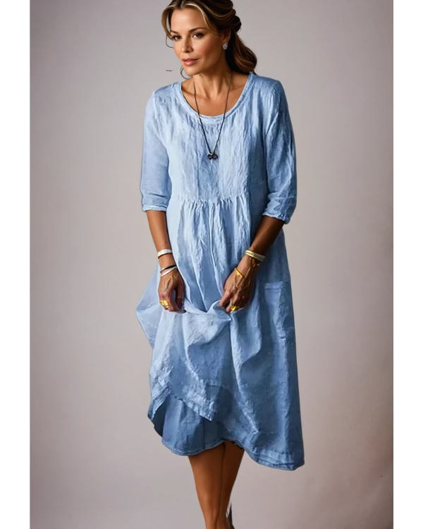 Stijlvolle midi-damesjurk met 3/4-mouwen, elegante pasvorm en ronde halslijn, perfect voor diverse gelegenheden.