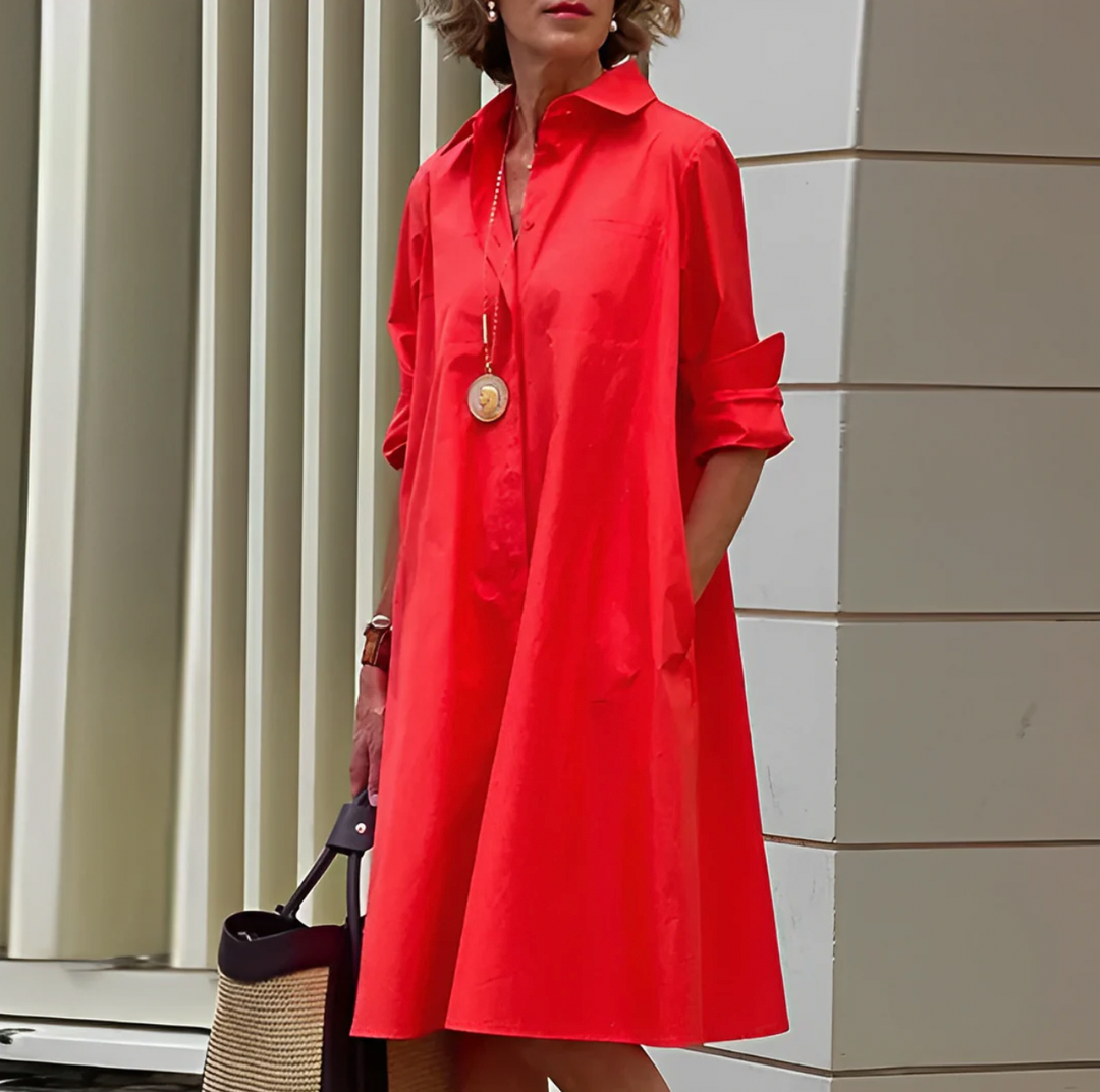 Stijlvolle polojurk, sportief-elegant, in blauw, met knoopsluiting, ideaal voor casual gelegenheden en weekendactiviteiten.