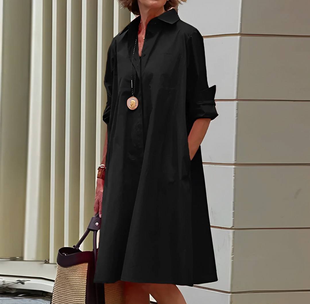 Stijlvolle polojurk, sportief-elegant, in blauw, met knoopsluiting, ideaal voor casual gelegenheden en weekendactiviteiten.