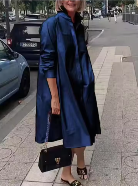 Stijlvolle polojurk, sportief-elegant, in blauw, met knoopsluiting, ideaal voor casual gelegenheden en weekendactiviteiten.