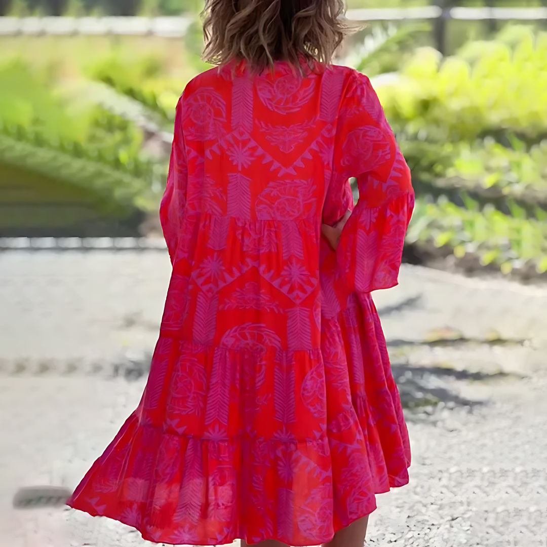 Zita zomerjurk, rode kleur, met elegante details en een perfecte pasvorm.