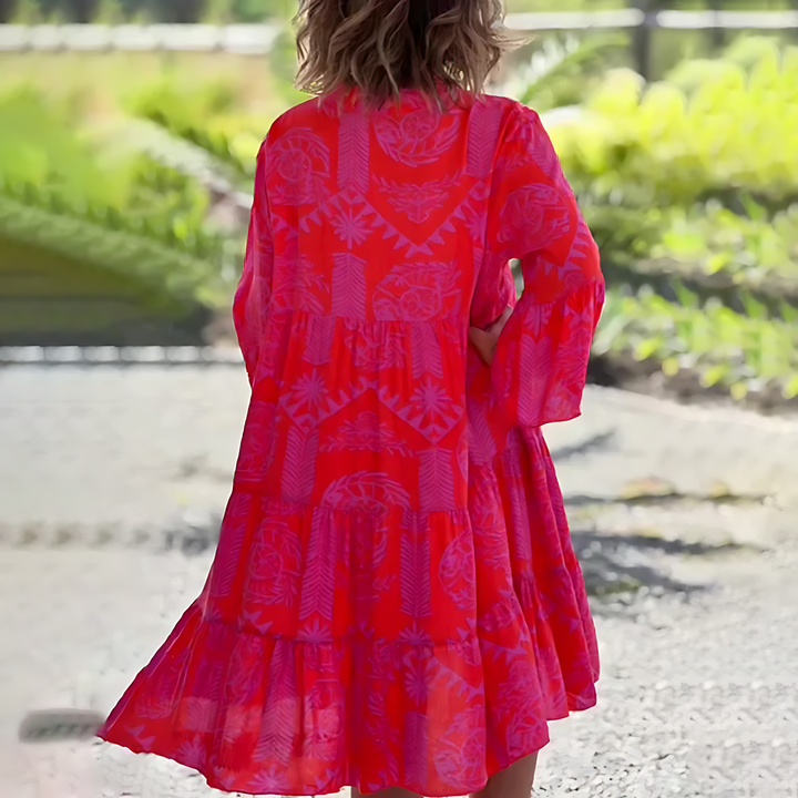 Zita zomerjurk, rode kleur, met elegante details en een perfecte pasvorm.