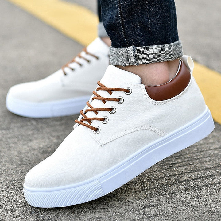David heren sneakers, stoer design met contrasterende witte zool en laag model.