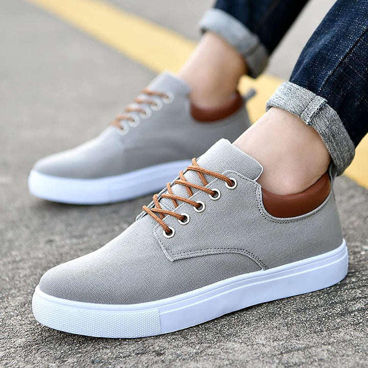 Casual heren sneakers David met witte zool, comfortabel en perfect voor dagelijks gebruik.