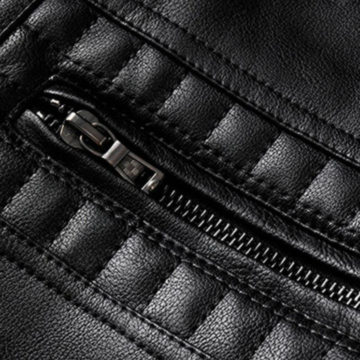 Stijlvol heren capuchonjack met ritszakken en afneembare capuchon in een modern, slank design.