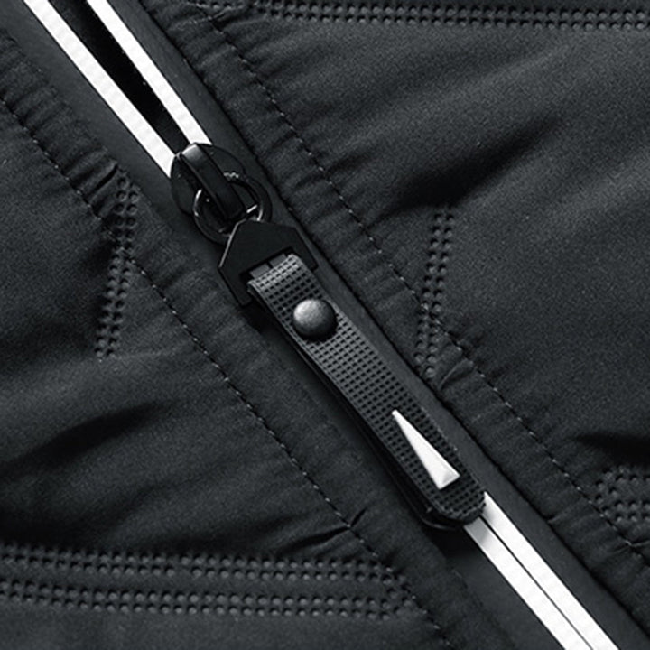 Zephy herenjas in zwart, perfect voor de winter, getoond in een casual setting.