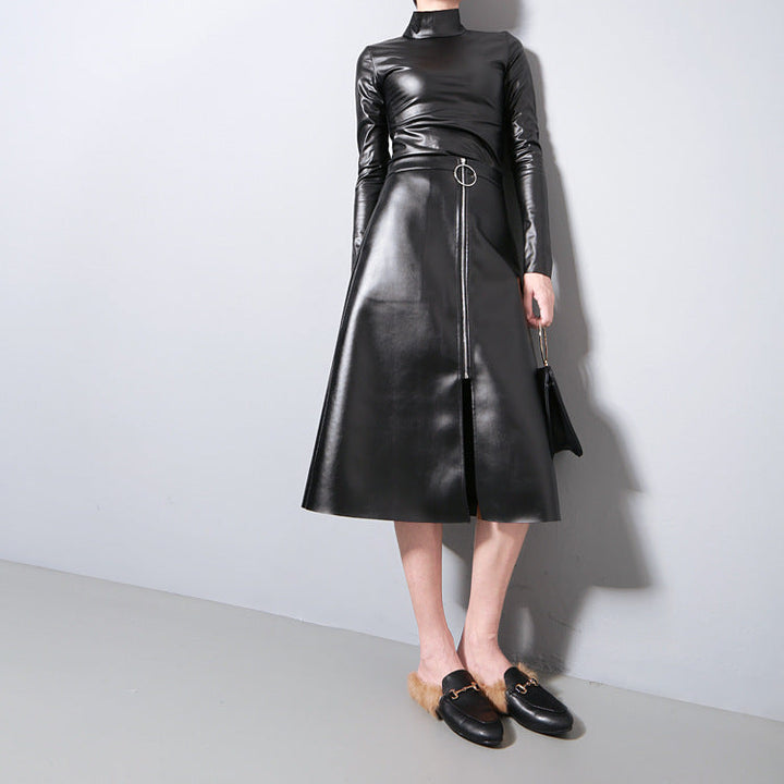 Stijlvolle zwarte damesjas met een hoge kraag, comfortabel ontwerp, perfect voor modieuze herfst- en winterlooks.