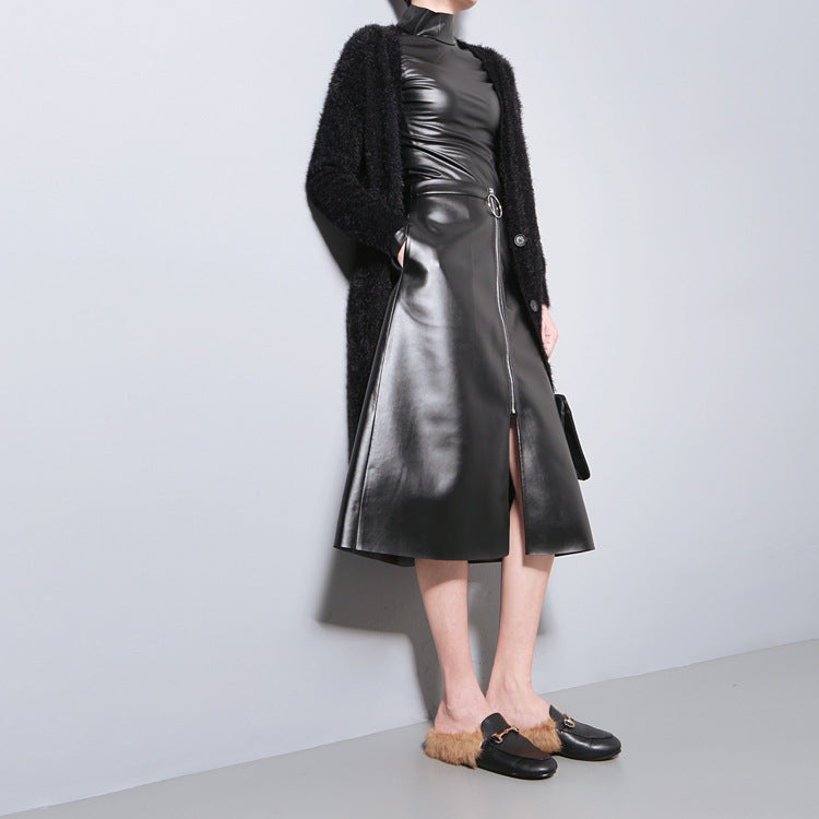Stijlvolle zwarte damesjas met een hoge kraag, comfortabel ontwerp, perfect voor modieuze herfst- en winterlooks.