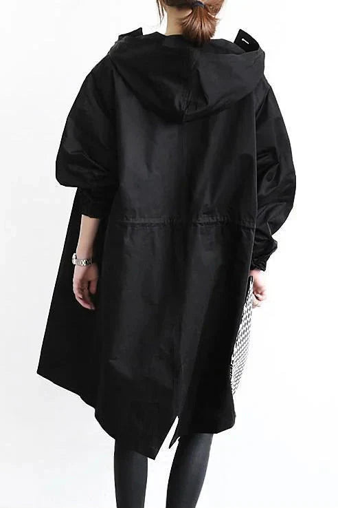 Stijlvolle damesregenjas met capuchon en oversized pasvorm, waterafstotend en ideaal voor regenachtige dagen.