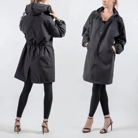Stijlvolle damesregenjas met capuchon en oversized pasvorm, waterafstotend en ideaal voor regenachtige dagen.