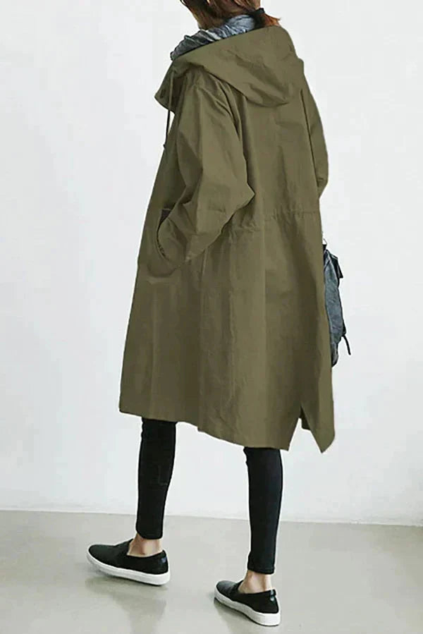 Stijlvolle damesregenjas met capuchon en oversized pasvorm, waterafstotend en ideaal voor regenachtige dagen.