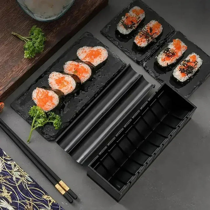 Sushi rolset van hout en kunststof, ideaal voor beginners, inclusief mallen en snijgereedschap voor perfecte sushi.