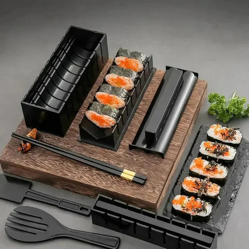 Sushi rolset van hout en kunststof, ideaal voor beginners, inclusief mallen en snijgereedschap voor perfecte sushi.