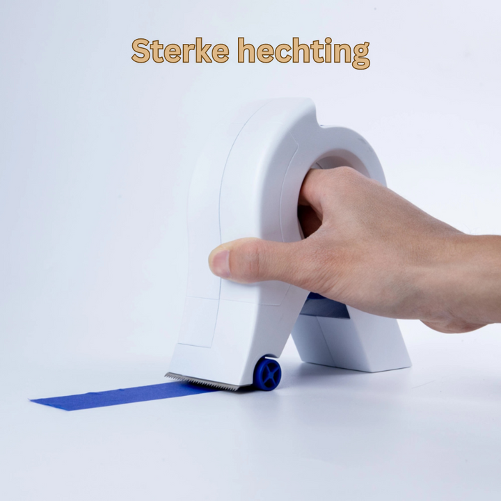 Handige SwiftTape applicator in gebruik, voor het strak aanbrengen van afplaktape langs een muur tijdens renovatie.