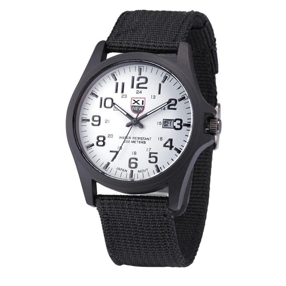 Tactisch herenhorloge gedragen om de pols. Zwart design, siliconen band, waterdicht en schokbestendig voor outdoor gebruik.