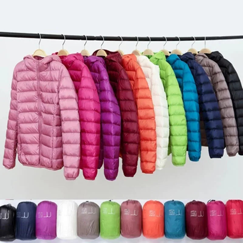 Vooraanzicht van de taupe dames donsjas met capuchon, ultralicht, lange mouwen, ideaal voor koude dagen, draagbaar, stijlvol en isolerend.