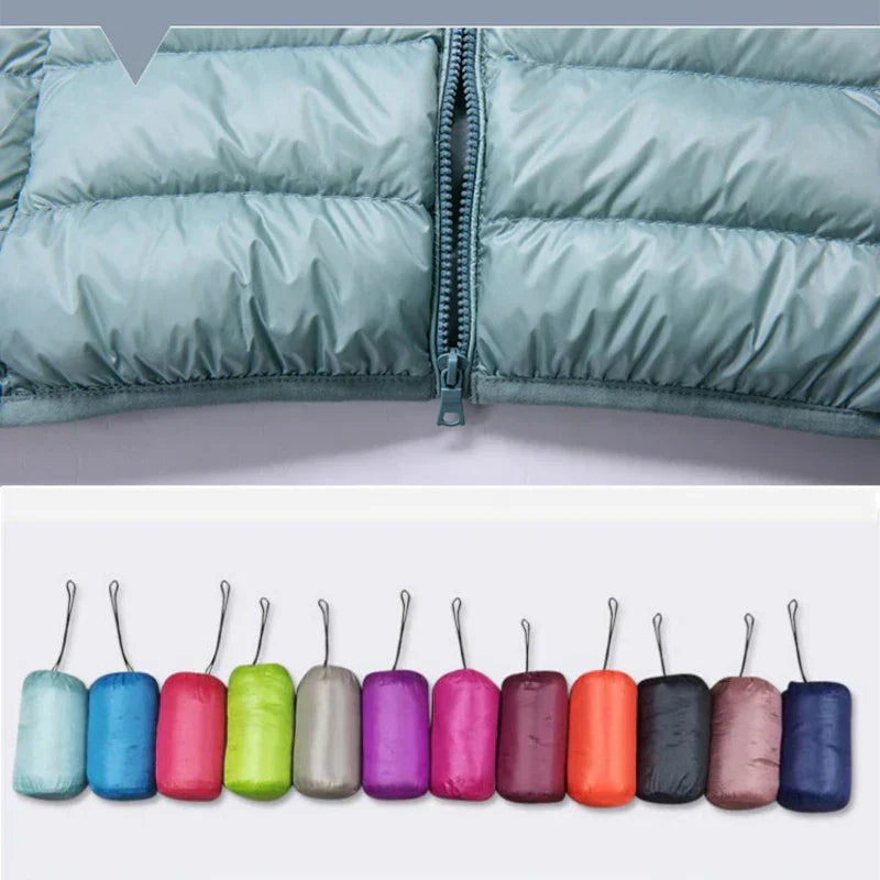 Vooraanzicht van de taupe dames donsjas met capuchon, ultralicht, lange mouwen, ideaal voor koude dagen, draagbaar, stijlvol en isolerend.