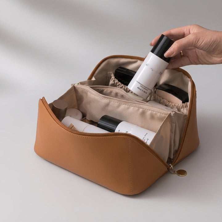 Stijlvolle TidyBloom cosmetica organizer van duurzaam kunstleer, een compacte reistas voor make-up en toiletartikelen.