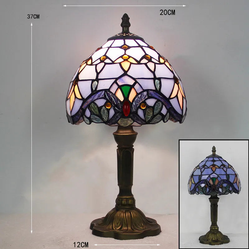 Tiffany tafellamp van gekleurd glas, elegant design, verstelbare zwanenhals, ideaal voor gezellige verlichting.