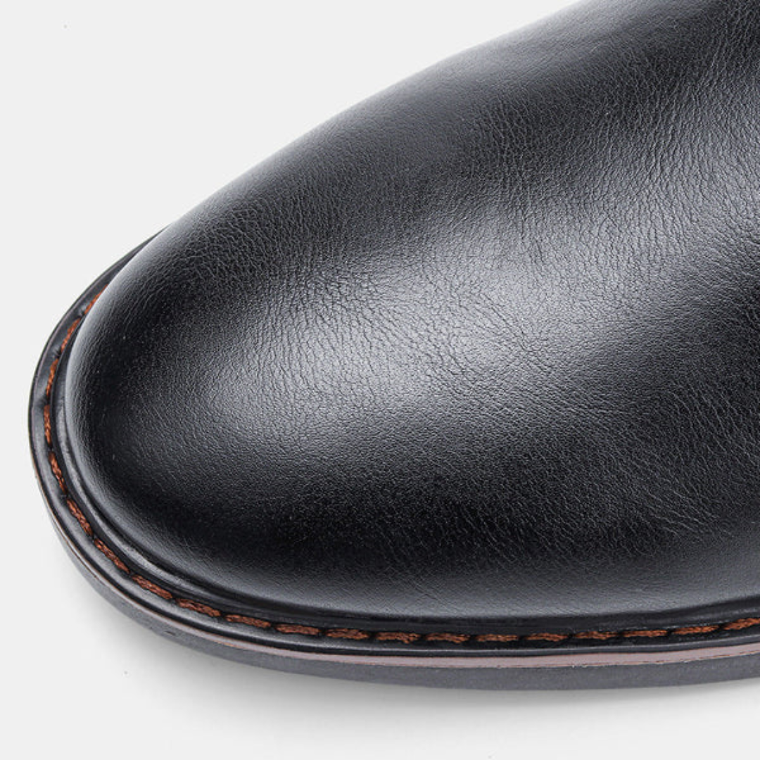 David heren Chelsea boots gedragen, toont pasvorm en stijlvolle uitstraling aan de voeten.
