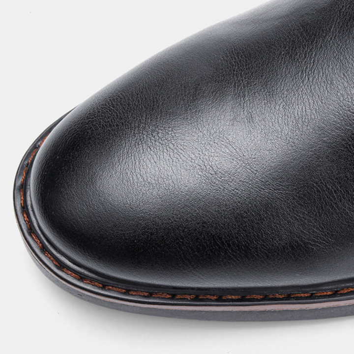 David heren Chelsea boots gedragen, toont pasvorm en stijlvolle uitstraling aan de voeten.