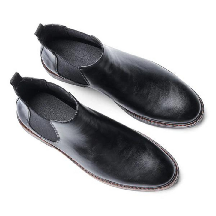 Detail van het gladde zwarte leer van de David heren Chelsea boots, kwaliteit en vakmanschap.