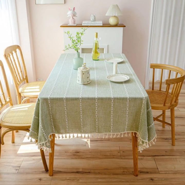 Katoen-Linnen Tafelkleed met Kwastjes, rechthoekig, in legergroen, elegant ontwerp voor stijlvolle tafeldecoratie.