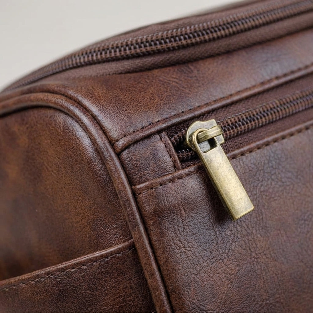 Ruime uniseks reistoilettas van Toilevo. Compacte badkamer organiser met ritsvakken voor al je spullen.