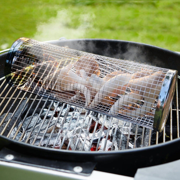 Draagbare roestvrijstalen grillmand met afgeronde randen, ideaal voor groenten en grillgerechten, vaatwasserbestendig.