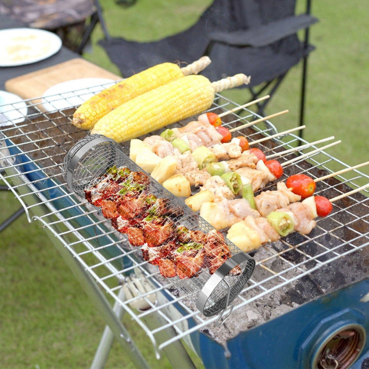 Draagbare roestvrijstalen grillmand met afgeronde randen, ideaal voor groenten en grillgerechten, vaatwasserbestendig.