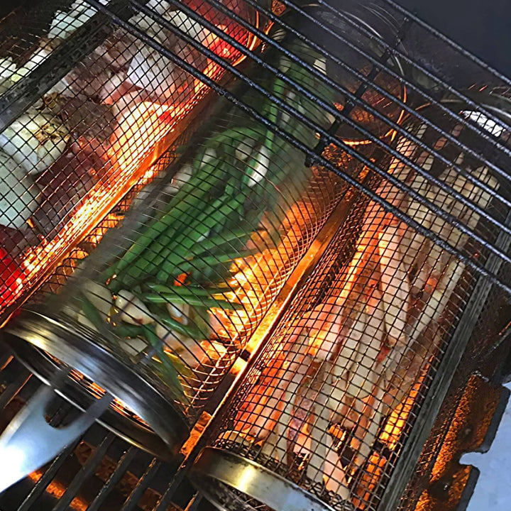 Draagbare roestvrijstalen grillmand met afgeronde randen, ideaal voor groenten en grillgerechten, vaatwasserbestendig.