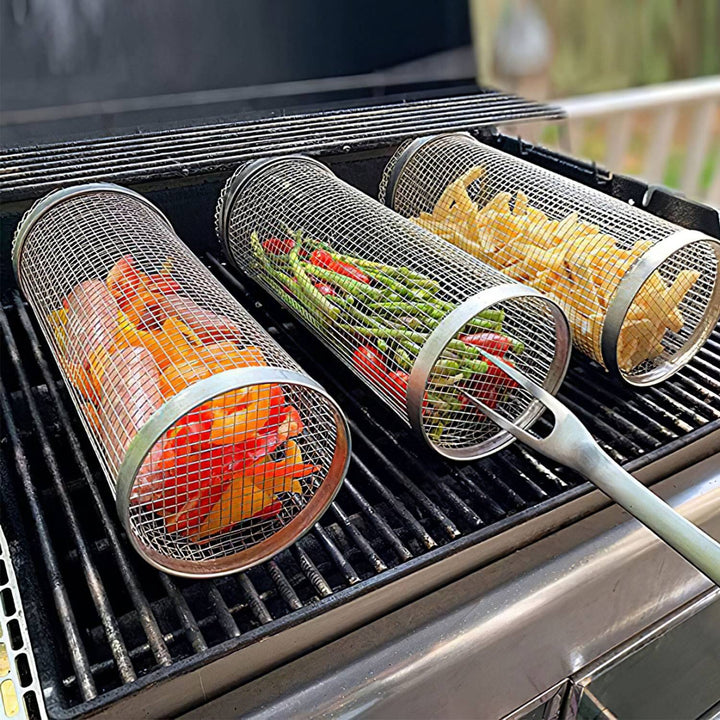 Draagbare roestvrijstalen grillmand met afgeronde randen, ideaal voor groenten en grillgerechten, vaatwasserbestendig.