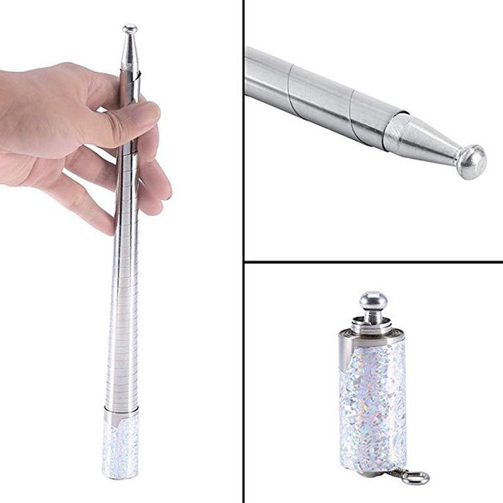 Draagbare, veelzijdige metalen staf in compacte vorm, ideaal voor zelfverdediging en magische effecten, zilverkleurig.