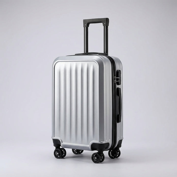 Veelzijdige geribbelde reiskoffer van Traveon in zilver. Deze stevige bagage met 360 graden wielen is ideaal voor elke reis.