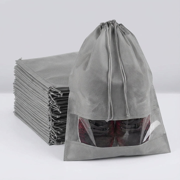 Trekkoord schoenenzak in een open reiskoffer, houdt kleding schoon en schoenen georganiseerd tijdens het inpakken.