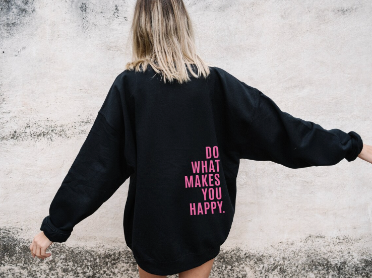 Dames hoodie met opvallend letterdesign in urban stijl, ideaal voor casual alledaagse outfits.