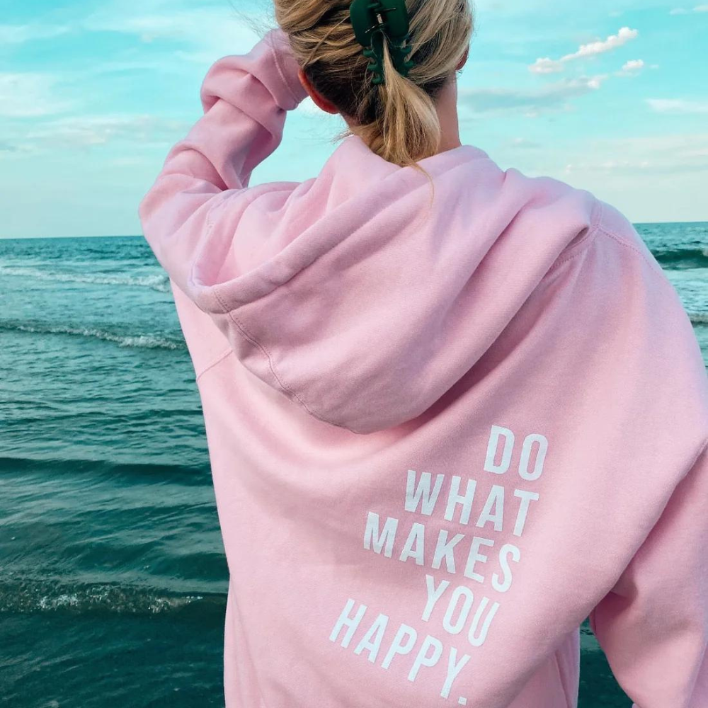Veelzijdige dames hoodie in felle kleur met opvallende tekst, gemakkelijk te combineren.